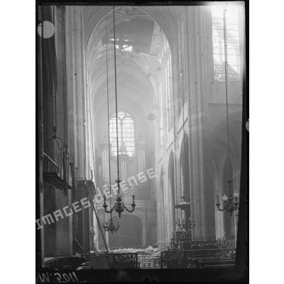 Paris, bombardement par canon du 30 mars 1918. Eglise Saint-Gervais, la voûte et les débris. [légende d'origine]