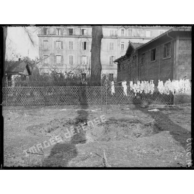 Paris, bombardement par canon du 30 mars 1918. Aux enfants assistés, rue Denfert Rocheeau, obus tombé dans le jardin. [légende d'origine]
