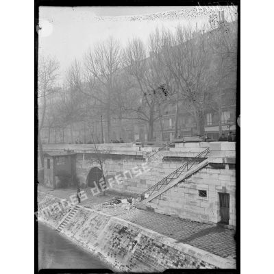 Paris, bombardement par canon du 30 mars 1918. Obus tombé quai de Gesvres près du pont Saint-Denis. [légende d'origine]