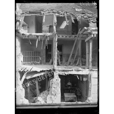 Paris, bombardement par canon du 30 mars 1918. Dégâts rue des Lombards (angle de la rue Saint-Denis). [légende d'origine]