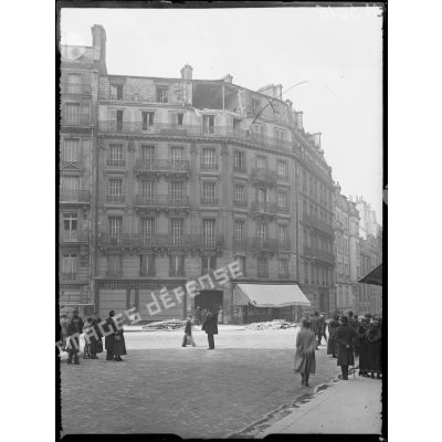 Paris, bombardement par canon du 30 mars 1918. Dégâts à un immeuble à l'angle de la rue d'Assas et de la rue de Rennes. [légende d'origine]
