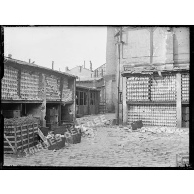 Paris, bombardement par canon du 30 mars 1918. Dégâts rue de l'Ourq à la Maison Potin. [légende d'origine]