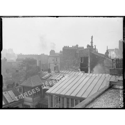 Paris, bombardement par canon du 30 mars 1918. Dégâts au 20 rue de l'Hôtel de Ville. [légende d'origine]