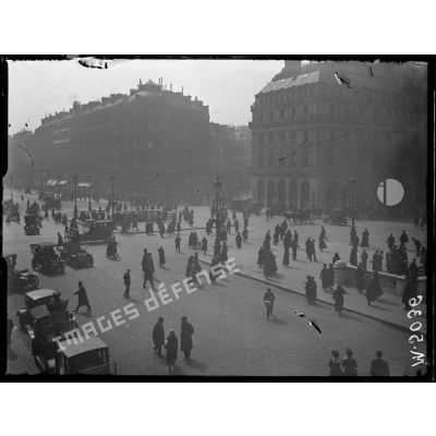 Paris, pendant le bombardement par canon, la place de l'Opéra à midi. [légende d'origine]