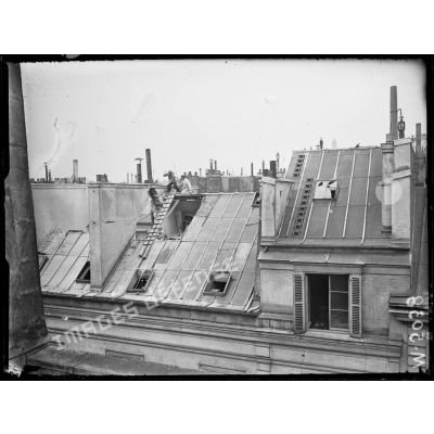 Paris, bombardement par canon du 12 avril 1918, dégâts 35 rue Saint-Georges (18h57). [légende d'origine]