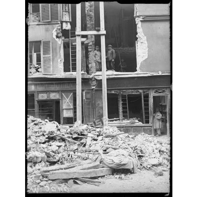 Paris, bombardement par canon le 12 avril 1918. Dégâts 79 rue Riquet (13h13). [légende d'origine]