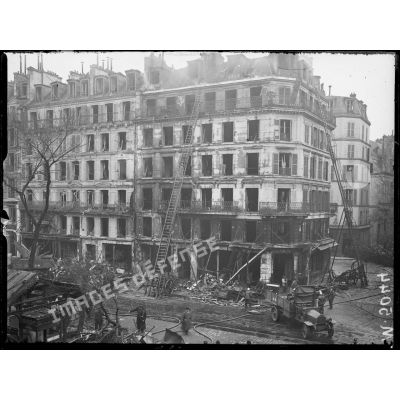 Paris, bombardement par avions, nuit du 12 avril 1918. Immeuble du 14 rue de Rivoli. [légende d'origine]