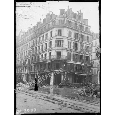 Paris, bombardement par avions, nuit du 12 avril 1918. Immeuble du 14 rue de Rivoli. [légende d'origine]