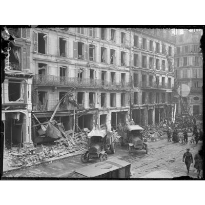 Paris, bombardement par avions, nuit du 12 avril 1918. Immeuble atteints par le feu rue de Rivoli. [légende d'origine]