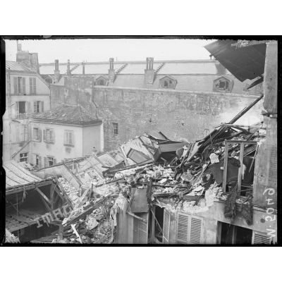 Paris, bombardement par avions, nuit du 12 avril 1918. Immeuble atteint au 119 rue Saint-Antoine. [légende d'origine]