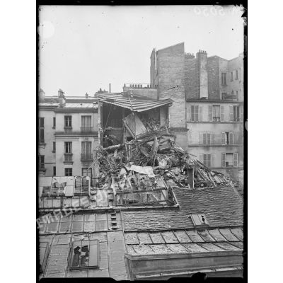 Paris, bombardement par avions, nuit du 12 avril 1918. Immeuble atteint au 119 rue Saint-Antoine. [légende d'origine]