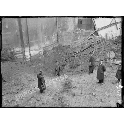 Paris, bombardement par avions, nuit du 12 avril 1918. Dégâts au lycée Charlemagne. [légende d'origine]