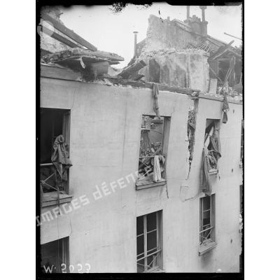 Paris, bombardement par avions, nuit du 12 avril 1918. Immeuble atteint au 19 rue Charles V. [légende d'origine]