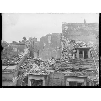 Paris, bombardement par avions, nuit du 12 avril 1918. Immeuble atteint au 27 rue Saint-Paul. [légende d'origine]