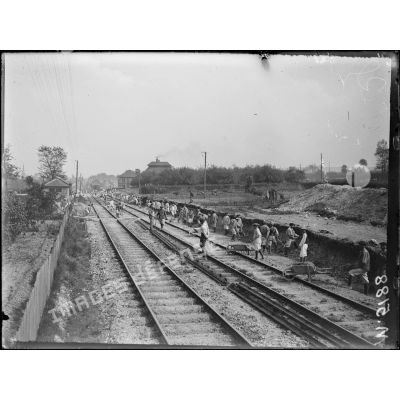 Entre Blangy et Aumale, travailleurs chinois doublant la voie ferrée. [légende d'origine]