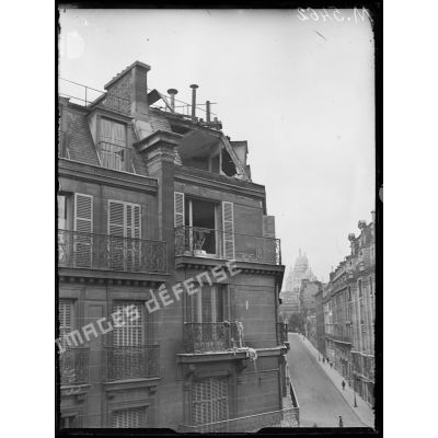 Paris, bombardement par canon. Rue de Rochechouart [légende d'origine]