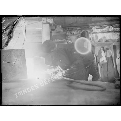 Paris, 22 rue des Ardennes, chantiers Niclausse, jeune ouvrier soudant au chalumeau des parois de chaudières. [légende d'origine]