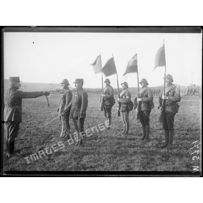 Près de Cerceuil, les officiers du cadre français de la "Légion Russe". Le général Daugan décore le capitaine Mangars de la Légion d'honneur. [légende d'origine]