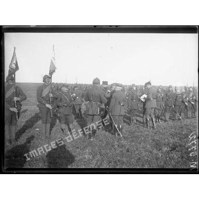 Près de Cerceuil, les officiers du cadre français de la "Légion Russe". Plusieurs légionnaires russes sont décorés de la Croix de guerre avec palme. [légende d'origine]