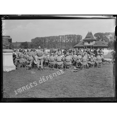 Maison-Lafitte, fanfare du 31e régiment d'infanterie sur la pelouse du Champ de Mars. [légende d'origine]