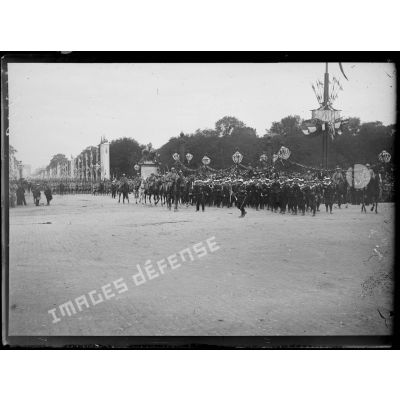Paris, Champs-Elysées, défilé du 14 juillet 1919. La musique de la flotte. [légende d'origine]