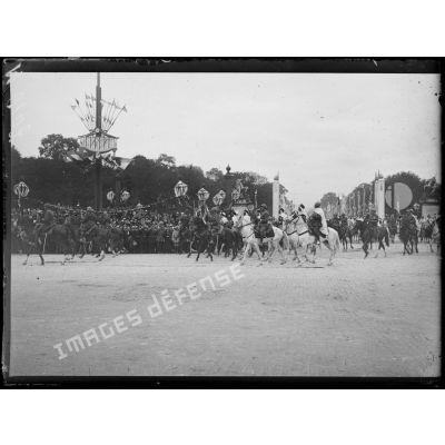 Paris, Champs-Elysées, défilé du 14 juillet 1919. Les spahis. [légende d'origine]