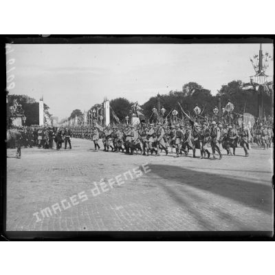 Paris, Champs-Elysées, défilé du 14 juillet 1919. Les drapeaux de l'infanterie. [légende d'origine]