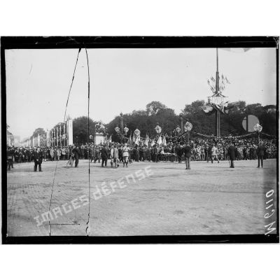 Paris, Champs-Elysées, défilé du 14 juillet 1919. Les mutilés. [légende d'origine]