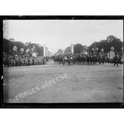 Paris, Champs-Elysées, défilé du 14 juillet 1919. L'escadron de la Garde Républicaine. [légende d'origine]