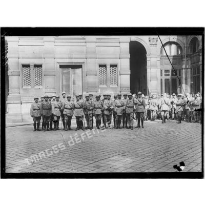 Paris, les officiers du 4e corps d'armée. Le général Vuillemot au milieu de ses hommes. [légende d'origine]