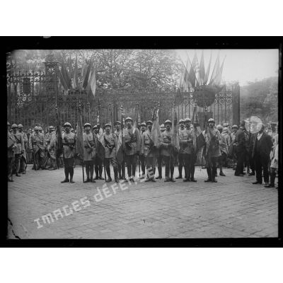 Paris, Le défilé du 14 juillet 1919. Le officiers et les drapeaux du 4e corps d'armée. [légende d'origine]