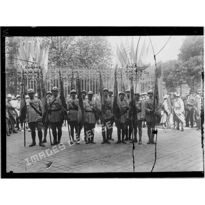 Paris, Le défilé du 14 juillet 1919. Les drapeaux du 3e corps d'armée. [légende d'origine]