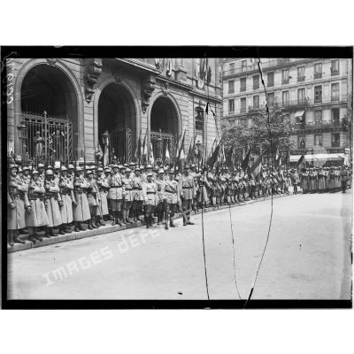 Paris, Le défilé du 14 juillet 1919. Le général Prax au milieu de son corps d'armée. [légende d'origine]
