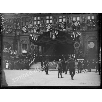 Paris, Le défilé du 14 juillet 1919. L'Hôtel de ville. [légende d'origine]