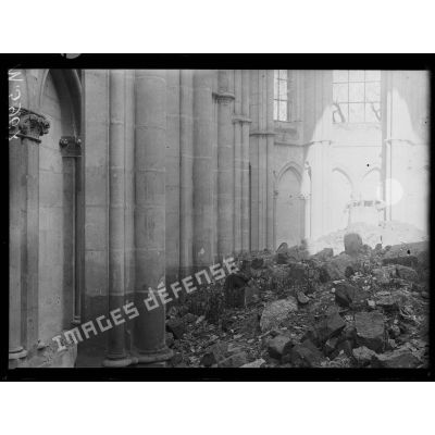 Reims, intérieure de la chapelle Palatine avec les décombres des voûtes. [légende d'origine]