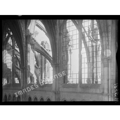 Reims, les trois fenêtres de la nef. [légende d'origine]