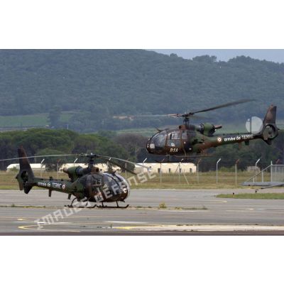 Deux hélicoptères Gazelle lors d'un exercice EALAT (École de l'aviation légère de l'armée de Terre).