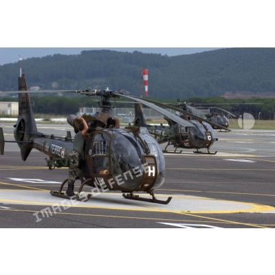 Trois hélicoptères Gazelle peu avant le décollage lors d'un exercice EALAT (École de l'aviation légère de l'armée de Terre).
