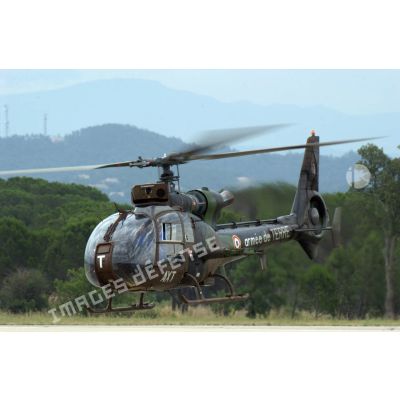 Le décollage de l'hélicoptère Gazelle codé AXT lors d'un exercice EALAT (École de l'aviation légère de l'armée de Terre).