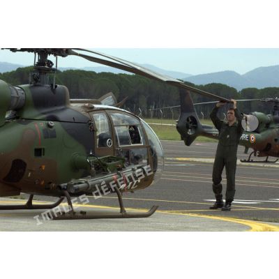 Un sous-officier effectue les vérifications d'un hélicoptère Gazelle Mistral peu avant le décollage lors d'un exercice EALAT (École de l'aviation légère de l'armée de Terre).