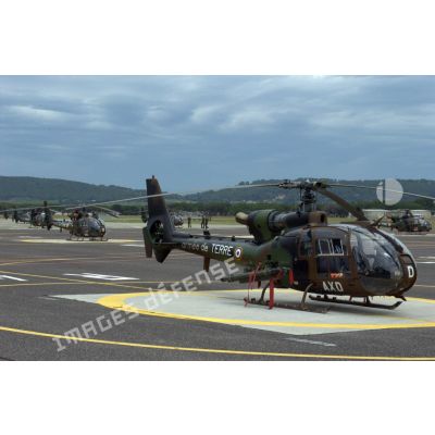 Différents modèles d'hélicoptères Gazelle lors d'un exercice EALAT (École de l'aviation légère de l'armée de Terre).