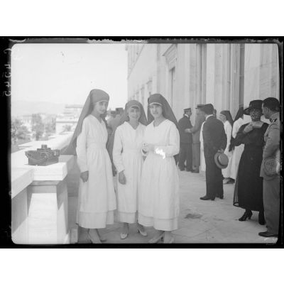 Athènes. Inauguration de l'hôpital Royal. Un groupe d'infirmières grecques. [légende d'origine]