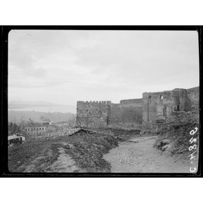Grèce. Un ancien fort turc dans les environs de Patras. [légende d'origine]