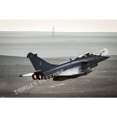 Un avion de chasse Rafale survole la Jordanie lors dun raid aérien en Irak.
