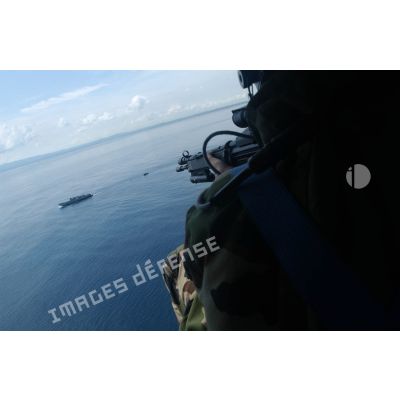 Un commando marine vise un navire depuis un hélicoptère lors de l'exercice Panamax.