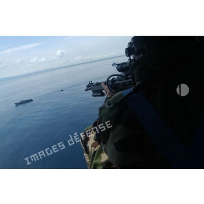 Un commando marine vise un navire depuis un hélicoptère lors de l'exercice Panamax.