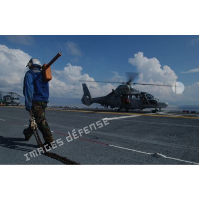 Un hélicoptère Panther AS565 de la marine française en marche sur le pont du porte-hélicoptères d'assaut américain USS Wasp lors de l'exerice Panamax.