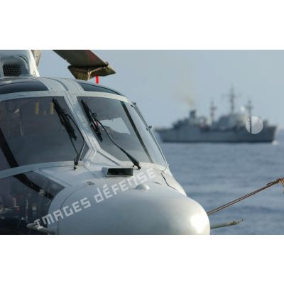 Frégate et hélicoptère lors de l'exercice international Panamax.