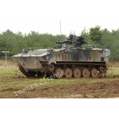 Evolution d'un AMX-10 P d'infanterie lors des démonstrations dynamiques de matériel à Mourmelon.