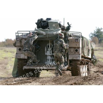 Evolution d'un AMX-10 P d'infanterie lors des démonstrations dynamiques de l'armée de Terre à Mourmelon.